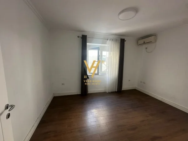 Tirane, jepet me qera zyre Kati 2, 120 m² 1.000 € (BLLOK)