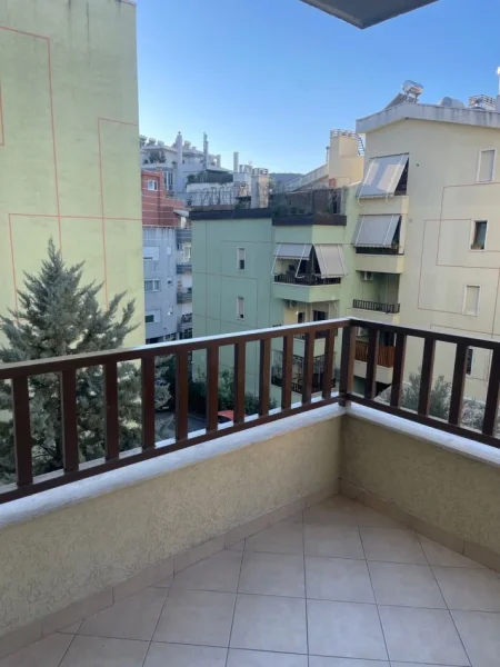 Tirane, jepet me qera apartament 2+1+Ballkon Kati 2,