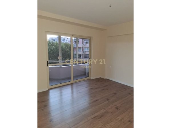 Tirane, jepet me qera ambjent biznesi Kati 2, 70 m² 900 € (9-kateshet)