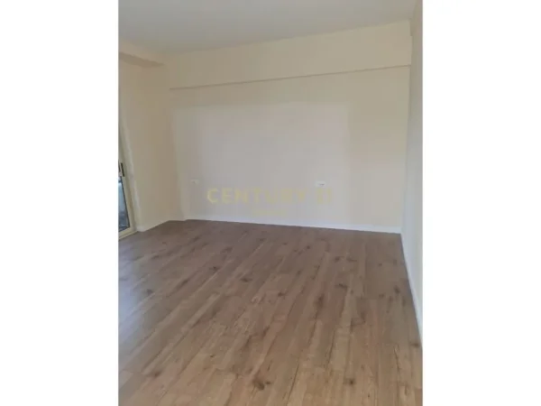 Tirane, jepet me qera ambjent biznesi Kati 2, 70 m² 900 € (9-kateshet)