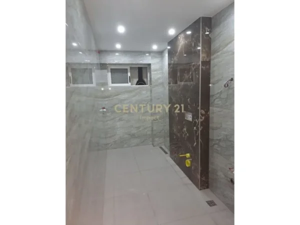 Tirane, jepet me qera ambjent biznesi Kati 2, 70 m² 900 € (9-kateshet)