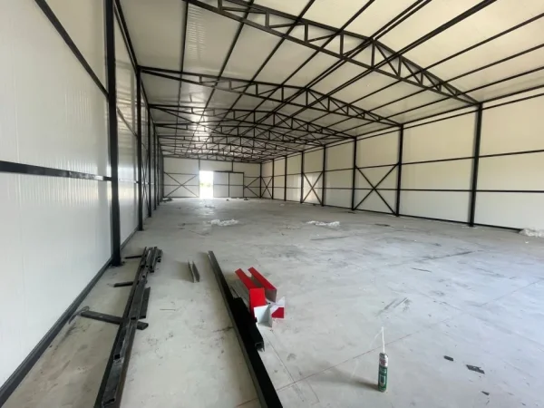 Tirane, jepet me qera magazine Kati 0, 600 m² 1.100 € (rrinas)