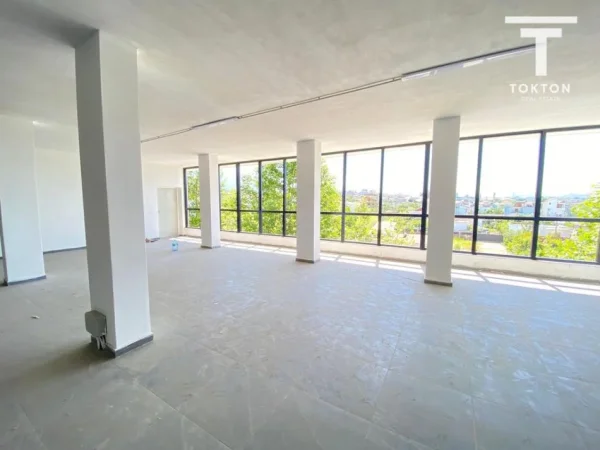 Tirane, jap me qera ambjent biznesi , 320 m² 650 € (Paskuqan)