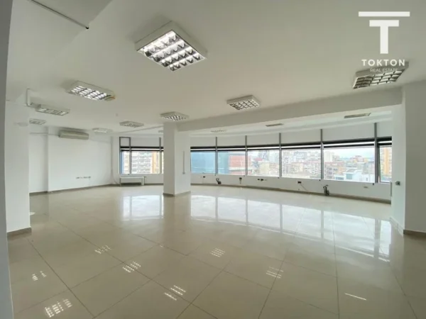 Tirane, jepet me qera ambjent biznesi Kati 5, 300 m² 2.700 € (Selvia)