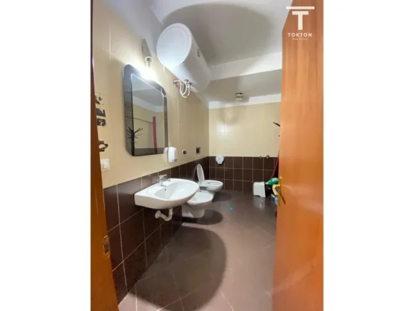 Tirane, jepet me qera ambjent biznesi Kati 5, 300 m² 2.700 € (Selvia)