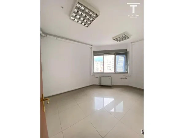 Tirane, jepet me qera ambjent biznesi Kati 5, 300 m² 2.700 € (Selvia)