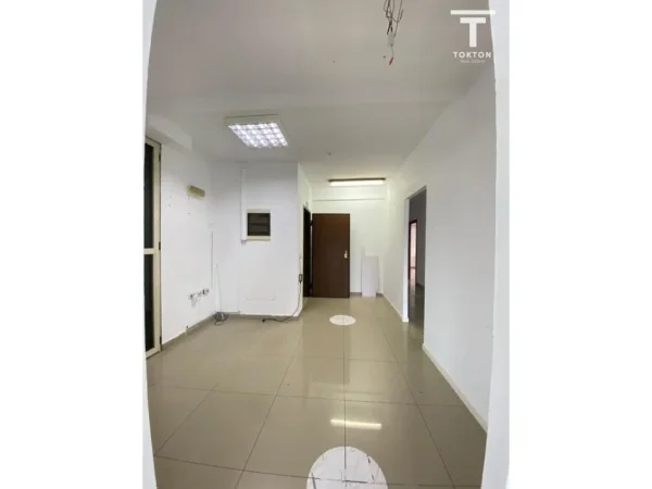 Tirane, jepet me qera ambjent biznesi Kati 5, 300 m² 2.700 € (Selvia)