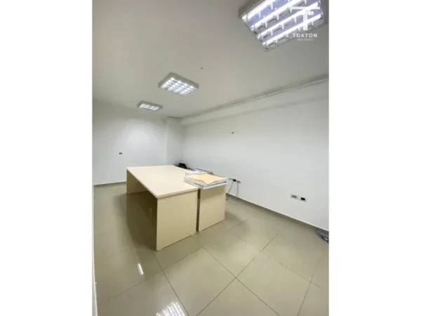 Tirane, jepet me qera ambjent biznesi Kati 5, 300 m² 2.700 € (Selvia)