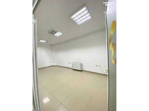 Tirane, jepet me qera ambjent biznesi Kati 5, 300 m² 2.700 € (Selvia)