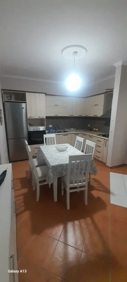 Tirane, jepet me qera apartament 3+1 , 108 m² 550 € (Rruga Stefan Shundi)