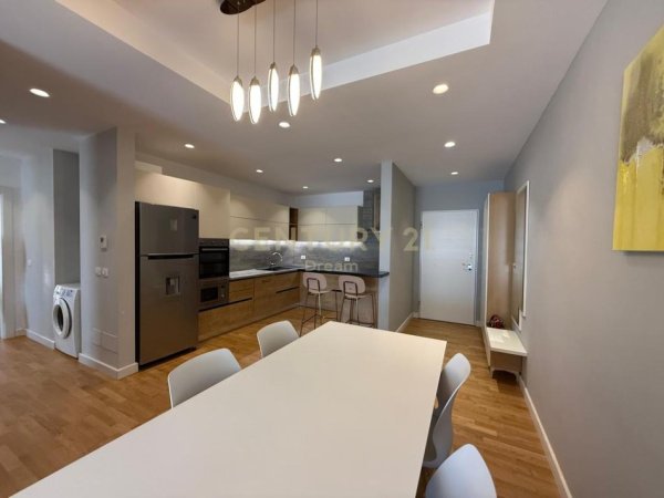 Tirane, jepet me qera apartament 3+1 Kati 3, 120 m² 850 € 