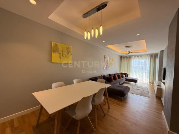 Tirane, jepet me qera apartament 3+1 Kati 3, 120 m² 850 € 