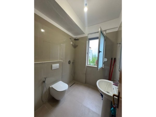 Tirane, jepet me qera apartament 2+1 , 100 m² 500 € (Kopshti Zoologjik)