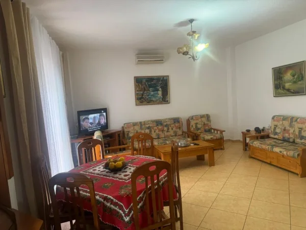 Tirane, jepet me qera apartament 2+1 Kati 1, 100 m² 550 € (Komuna e parisit pran Kristal Center)