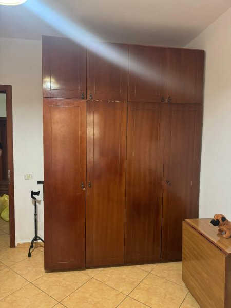 Tirane, jepet me qera apartament 2+1 Kati 1, 100 m² 550 € (Komuna e parisit pran Kristal Center)