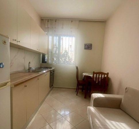 Tirane, jepet me qera shtepi 1+1 Kati 1, 50 m² 400 € (JEPET SHTEPI 1+1 ME QERA E KOMPLETUAR PLOTËSISHT NGJITUR ME &quot;SHKOLLËN E MAGJISTRATURËS, 2 MIN NGA UNIVERSITETI &#039;ZOJA E KËSHILLIT TË MIRË&#039;)