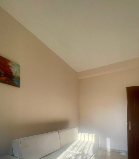 Tirane, jepet me qera shtepi 1+1 Kati 1, 50 m² 400 € (JEPET SHTEPI 1+1 ME QERA E KOMPLETUAR PLOTËSISHT NGJITUR ME &quot;SHKOLLËN E MAGJISTRATURËS, 2 MIN NGA UNIVERSITETI &#039;ZOJA E KËSHILLIT TË MIRË&#039;)