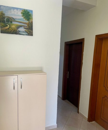 Tirane, jepet me qera shtepi 1+1 Kati 1, 50 m² 400 € (JEPET SHTEPI 1+1 ME QERA E KOMPLETUAR PLOTËSISHT NGJITUR ME &quot;SHKOLLËN E MAGJISTRATURËS, 2 MIN NGA UNIVERSITETI &#039;ZOJA E KËSHILLIT TË MIRË&#039;)