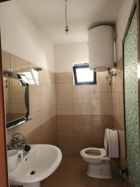 Tirane, jepet me qera shtepi 1+1 Kati 1, 48 m² 300 € (Mantho Nakuci)