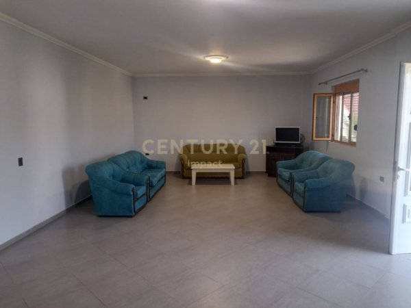 Tirane, jepet me qera Vile 3 Katshe Kati 3, 900 m² 1.700 € (periferine e tiranes)