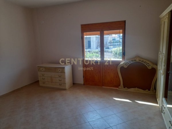 Tirane, jepet me qera Vile 3 Katshe Kati 3, 900 m² 1.700 € (periferine e tiranes)