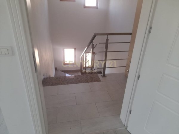 Tirane, jepet me qera Vile 3 Katshe Kati 3, 900 m² 1.700 € (periferine e tiranes)