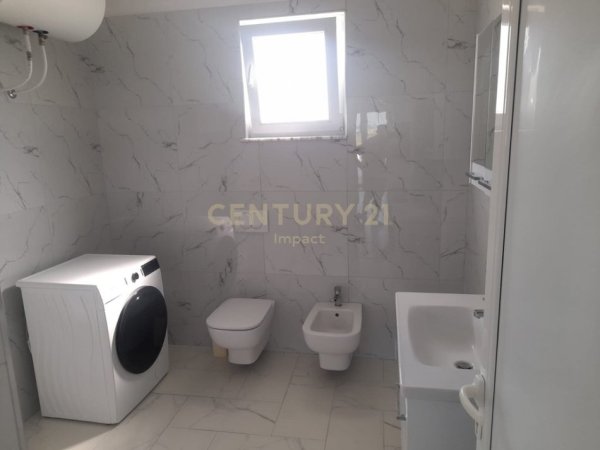 Tirane, jepet me qera Vile 3 Katshe Kati 3, 900 m² 1.700 € (periferine e tiranes)