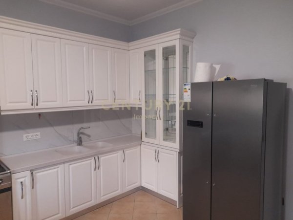 Tirane, jepet me qera Vile 3 Katshe Kati 3, 900 m² 1.700 € (periferine e tiranes)