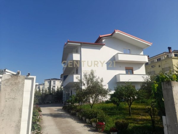 Tirane, jepet me qera Vile 3 Katshe Kati 3, 900 m² 1.700 € (periferine e tiranes)