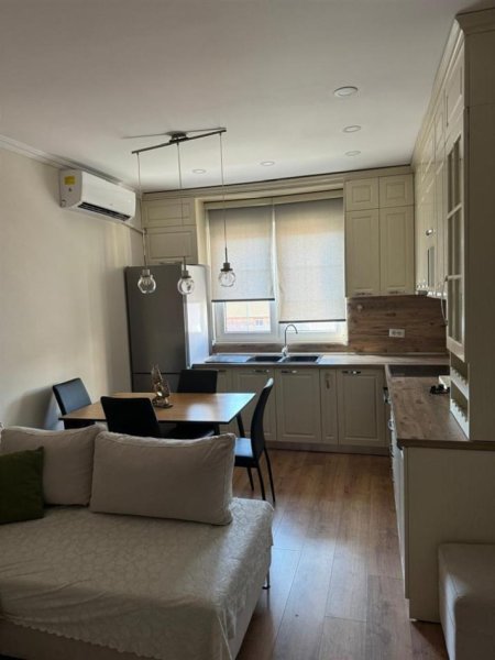 Tirane, jepet me qera apartament 1+1 Kati 4, 61 m² 600 € (Rruga e Kavajës, pranë kryqëzimit të 21 Dhjetorit)