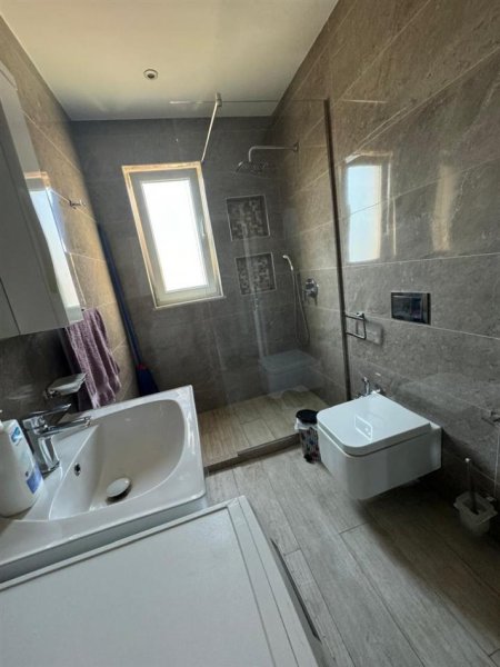 Tirane, jepet me qera apartament 1+1 Kati 4, 61 m² 600 € (Rruga e Kavajës, pranë kryqëzimit të 21 Dhjetorit)