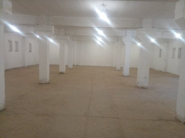 Tirane, jepet me qera magazine Kati 0, 315 m² 2.000 € (Frigoriferi)