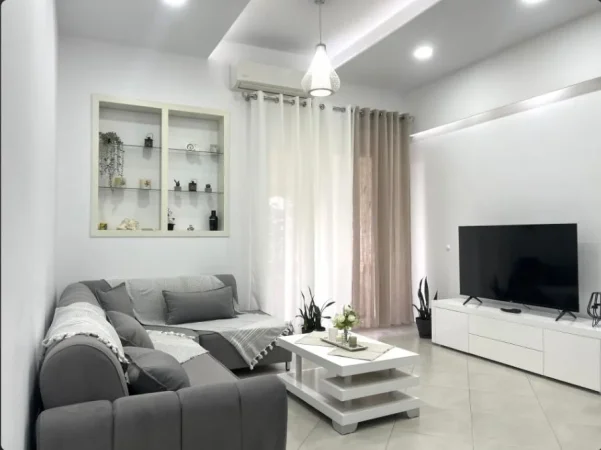 Tirane, jepet me qera apartament 1+1+Ballkon Kati 2, 65 m² 600 € (Kopshti Botanik)