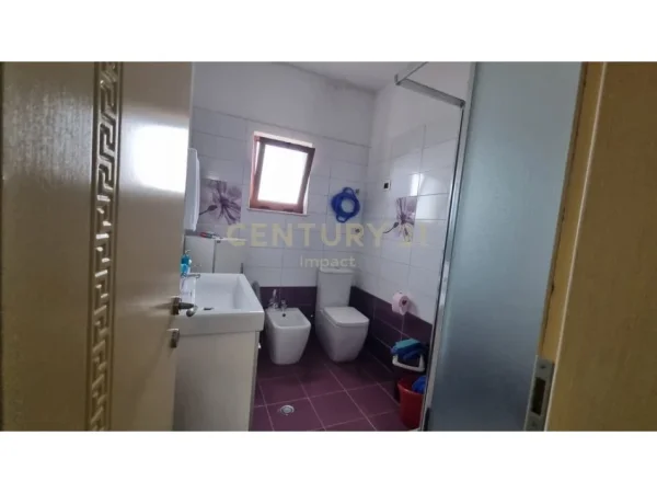 Tirane, jepet me qera Vile 5+1 , 154 m² 1.500 € (kodra e priftit)