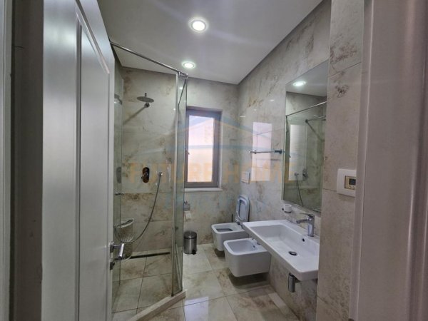 Tirane, jepet me qera apartament 3+1 Kati 2, 130 m² 700 € 