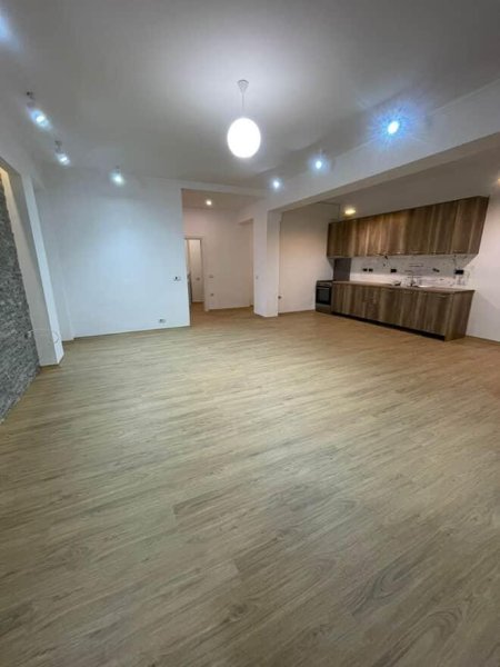 Tirane, jepet me qera apartament 2+1+Ballkon Kati 5, 125 m² 500 € (Irfan Tomini)