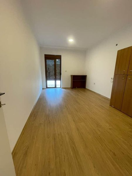 Tirane, jepet me qera apartament 2+1+Ballkon Kati 5, 125 m² 500 € (Irfan Tomini)