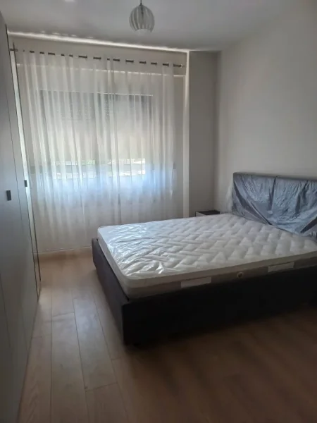 Tirane, jepet me qera apartament 2+1+Ballkon Kati 4, 85 m² 550 € (Rruga Nexho Konomi)