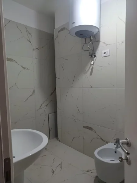 Tirane, jepet me qera apartament 2+1+Ballkon Kati 4, 85 m² 550 € (Rruga Nexho Konomi)