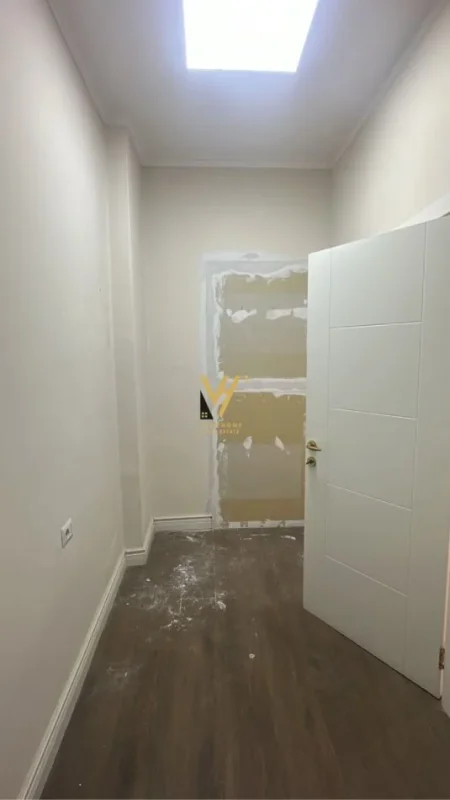 Tirane, jepet me qera zyre Kati 3, 90 m² 1.000 € (SHESHI WILLSON)