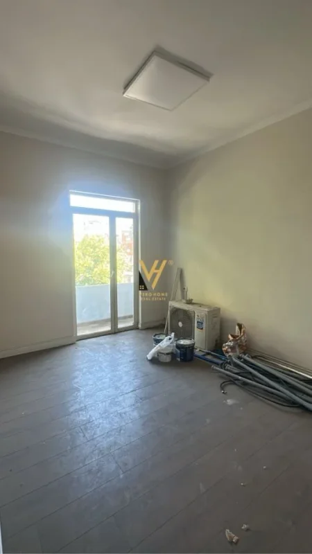 Tirane, jepet me qera zyre Kati 3, 90 m² 1.000 € (SHESHI WILLSON)