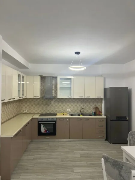 Tirane, jepet me qera apartament 2+1+Ballkon Kati 8, 90 m² 550 € (Rruga Teodor Keko)