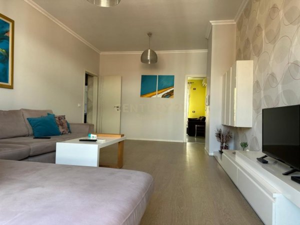 Tirane, jepet me qera apartament 3+1 Kati 9, 132 m² 550 € (ASTIR)