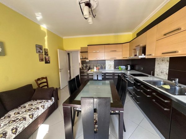 Tirane, jepet me qera apartament 3+1+post parkimi Kati 9, 132 m² 550 € (Astir)