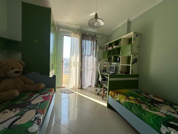 Tirane, jepet me qera apartament 3+1+post parkimi Kati 9, 132 m² 550 € (Astir)