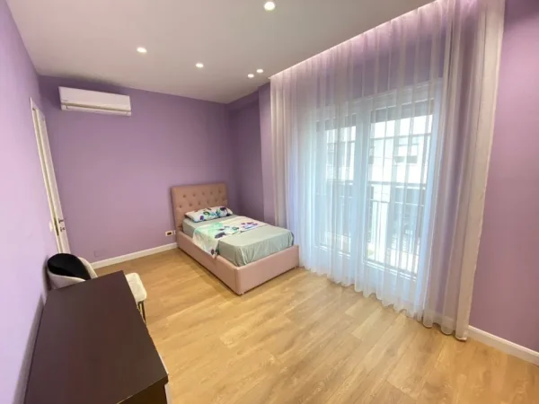 Tirane, jepet me qera apartament 2+1+Ballkon Kati 1, 100 m² 800 € (Selvia)