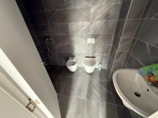 Tirane, jepet me qera apartament 1+1+Ballkon Kati 3, 60 m² 500 € (Stacion)