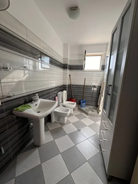 Durres, jepet me qera apartament 2+1+Ballkon Kati 10, 400 € 
