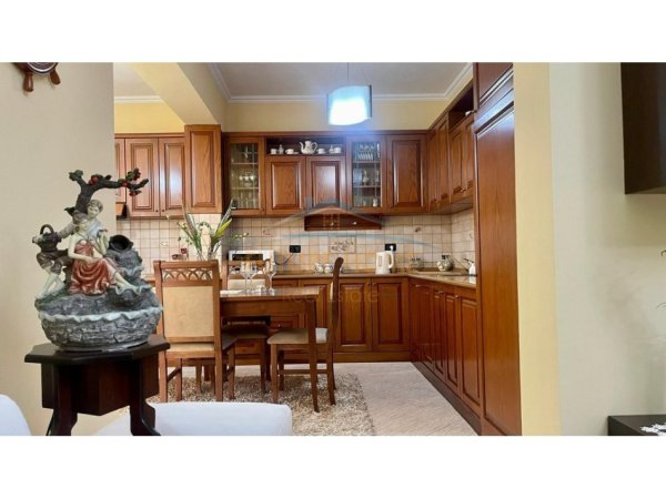 Tirane, jepet me qera shtepi 2+1 Kati 0, 134 m² 1.000 € 