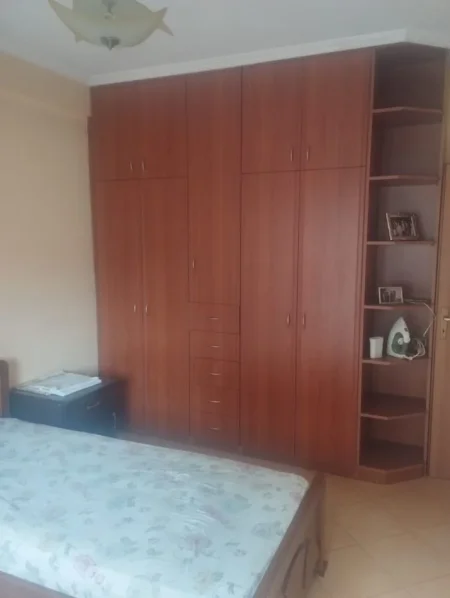 Tirane, jepet me qera apartament 2+1+Ballkon Kati 4, 90 m² 500 € (Rruga Ferit Xhajko)